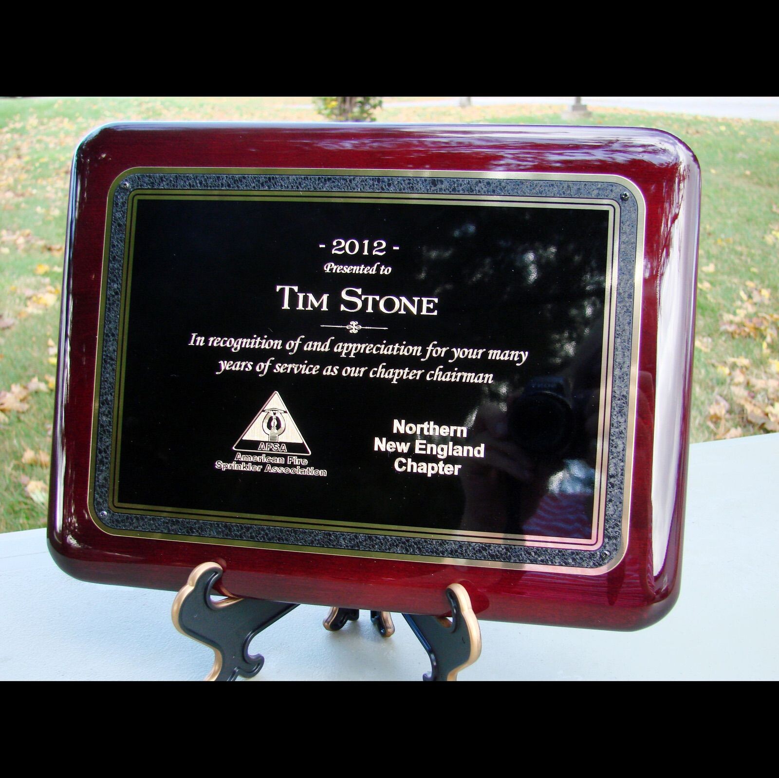 An alternate image of rosewood piano finish plaque - granite florentine border 8 x 10.5 finish with standard engraving